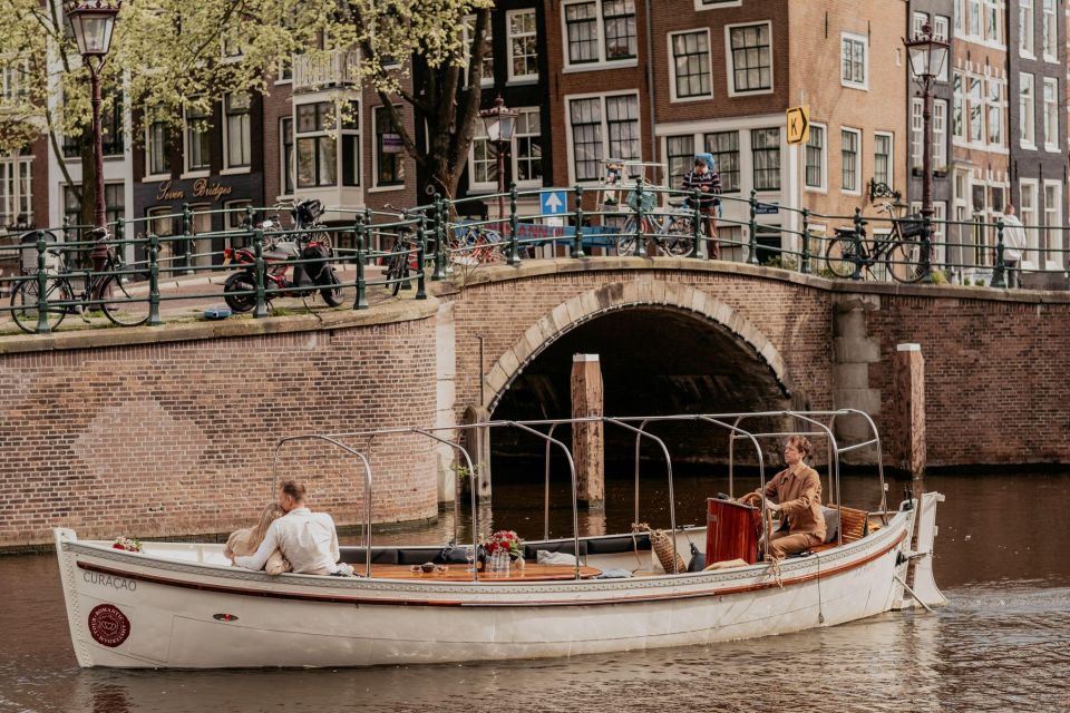 Amsterdam: Romantic Private Canal Tour and Prosecco & Snacks - Boat Specifications