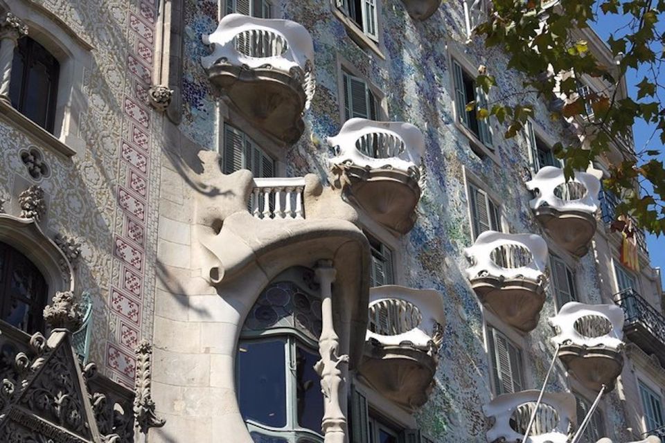 Barcelona: Casa Battlo, La Pedrera, & Chocolate Tasting Tour - Panoramic City Views