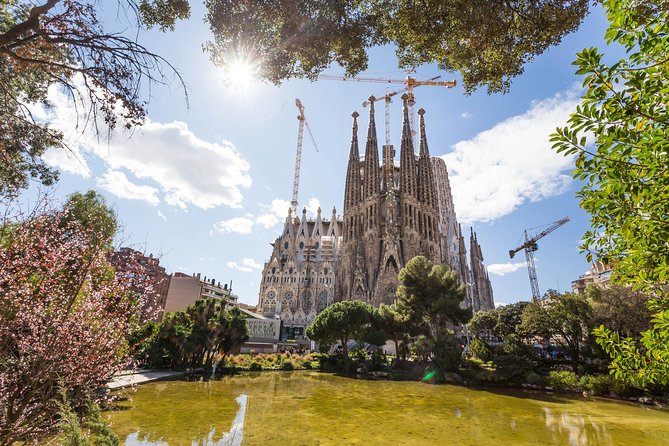 Barcelona: Sagrada Familia Guided Tour & Optional Tower Upgrade - Transportation