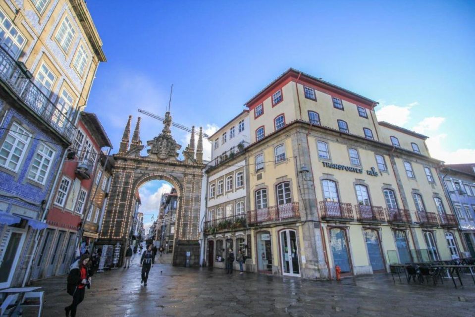 BRAGA: HD TOUR OF EXTENDED LONG MERCEDES V BRAGA - Iconic Porta Nova Arch and Significance