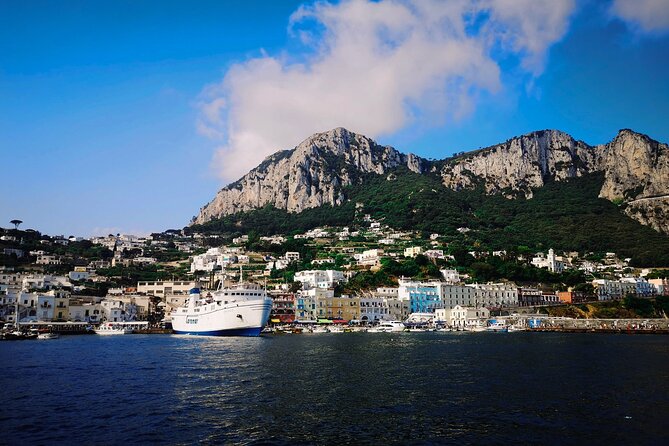 Capri: Discover the Beauties of the Island Aboard a Luxury Boat! - Exploring the Faraglioni