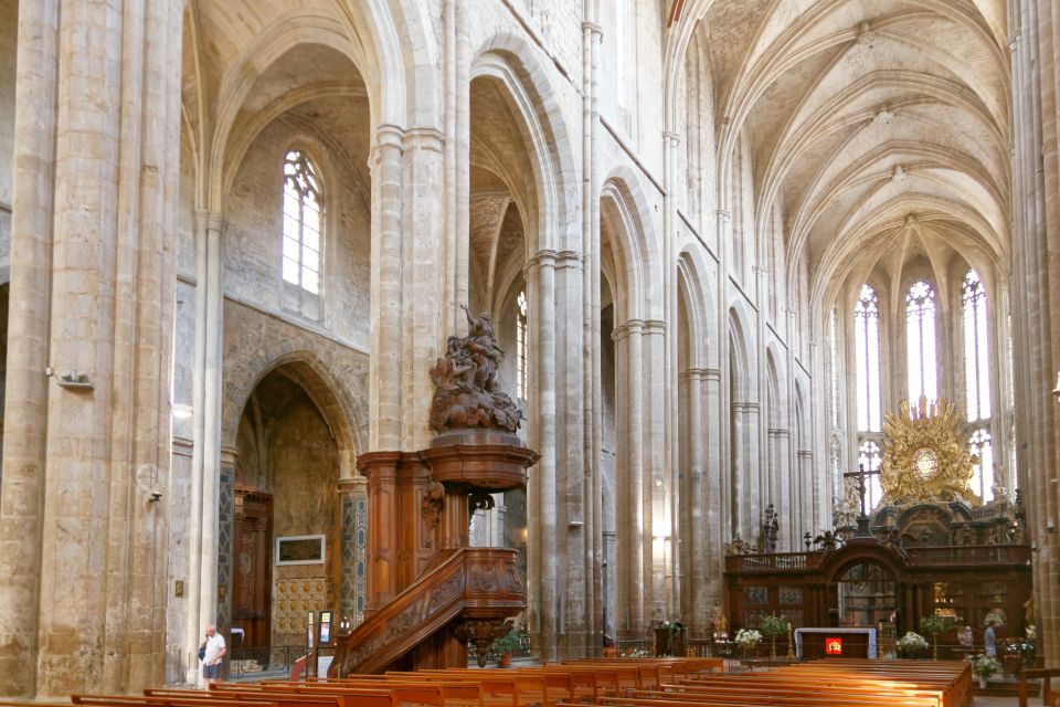 Churches of Provence & French Countryside Private Tour - Lunch in Provence