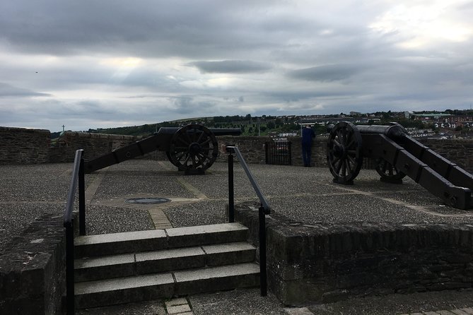 Derrie Danders: Highlights of the Walled City a Self-Guided Audio Tour - Crossing the Iconic Peace Bridge