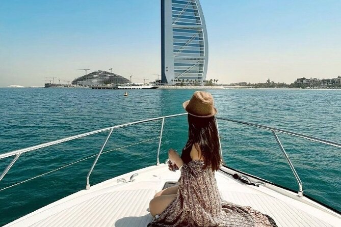 Dubai Luxury Yacht Tour With Live BBQ & Drinks - Yacht Tour Experience