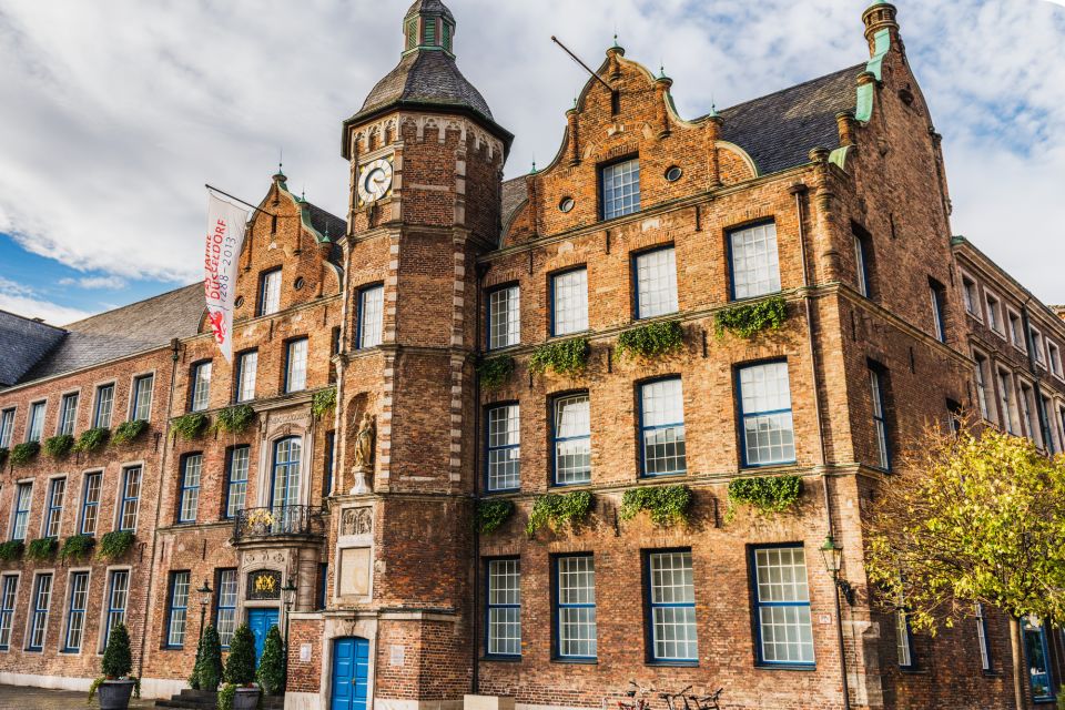 Düsseldorf: City Exploration Game and Tour - Navigating the Old Town