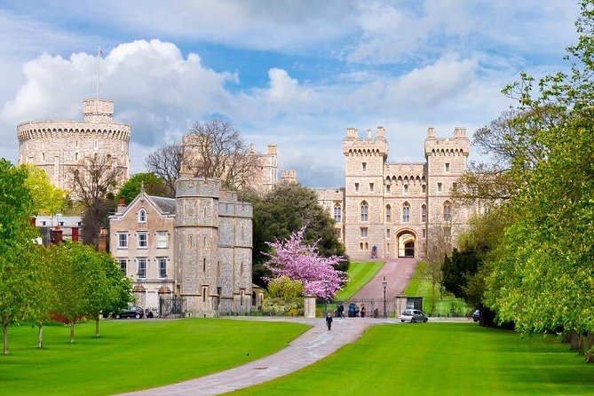 Extended Visit to Stonehenge and Windsor Castle, From London - Exploring Stonehenge