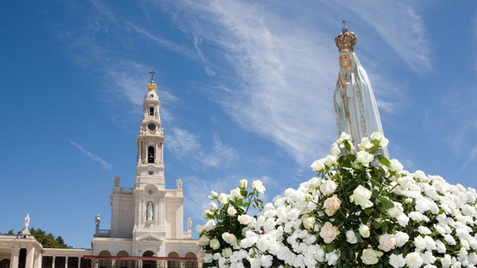 From Lisbon: Fatima, Batalha, Nazare & Obidos Full-Day Tour - Nazare Fishing Town