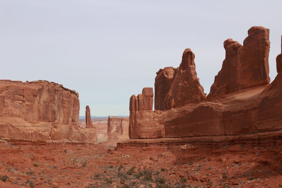 From Moab: Arches National Park 4x4 Drive and Hiking Tour - Visiting Iconic Landmarks