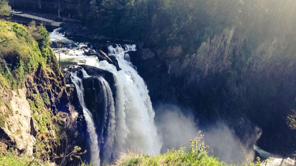 From Seattle: Snoqualmie Falls & Woodinville Wine Tasting - Seasonal Picnic Lunch