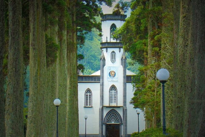 Full Day Tour to Sete Cidades, Lagoa Do Fogo and Pineapples - Accessibility and Accommodations