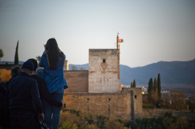 Granada and Albaicin: Wine and Tapas Tour - Exploring Albaicin Neighborhood