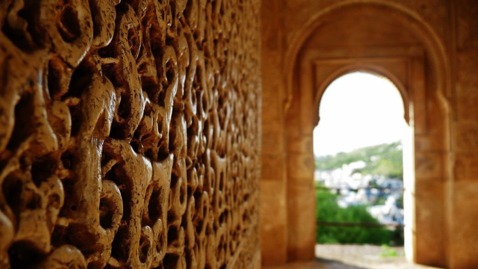 Granada: Fast-Track Alhambra & Nasrid Palaces Guided Tour - Historical Insights