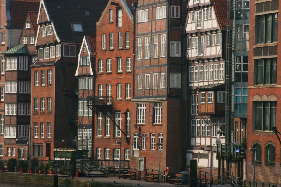 Hamburg: Guided Port Walk for Families - Exploring the Waterfront