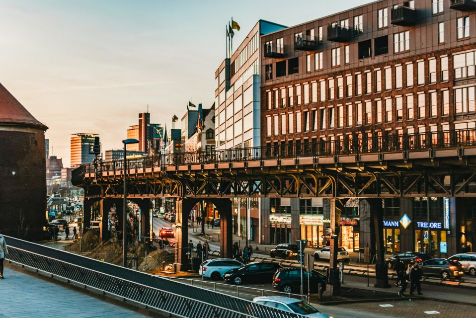 Hamburg: Night Watchman's Tour of St. Pauli in English - Drinks and Ambiance at Ritze Bar