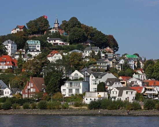 Hamburg: Tour of Blankenese on the Banks of the Elbe - Picturesque Beach and Landmarks