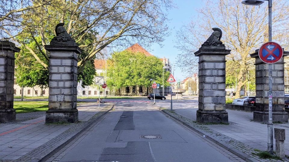 Hannover: Self-guided City Centre Walk Sights and Specials - Leineschloss