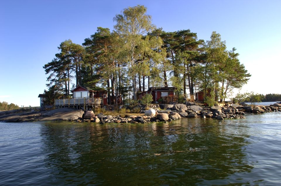 Helsinki: Archipelago RIB Boat Tour With BBQ Lunch and Sauna - Exploring the Islands Surroundings