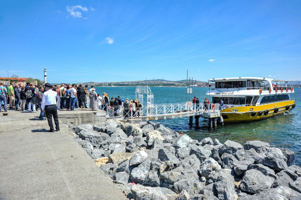 Istanbul: Bosphorus Cruise W/Audio Guide and Sunset Option - Waterfront Villages and Seaside Residences