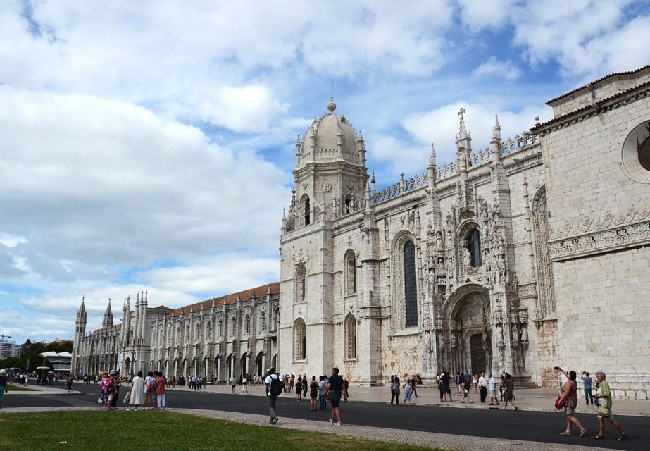 Lisbon: Christ the King, Belém, Aqueduct, and LxFactory Van Tour - Tasting Traditional Pastel De Belem