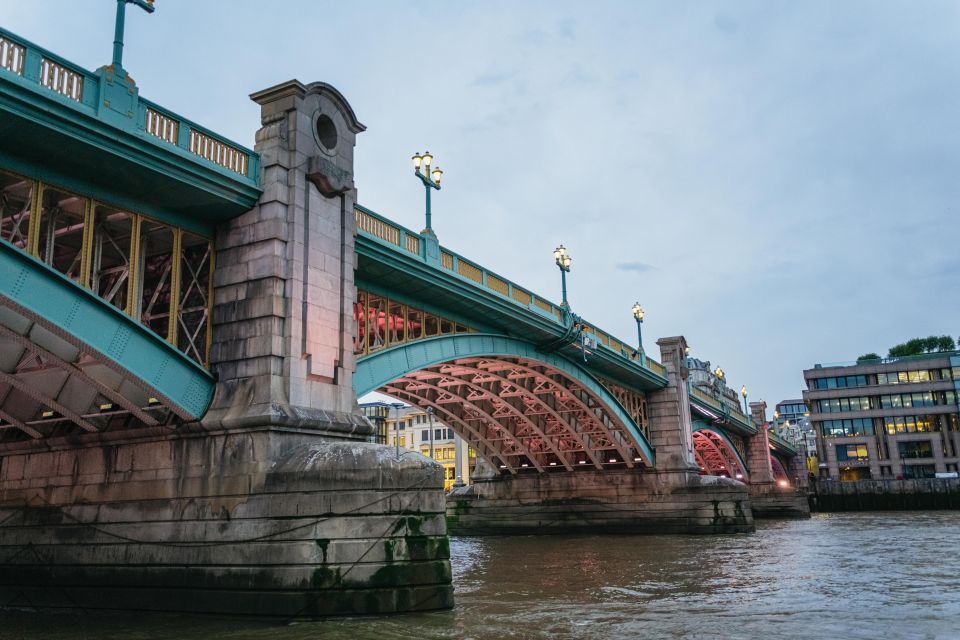 London: Ghost Walk and River Thames Boat Ride - Iconic Landmark Sights