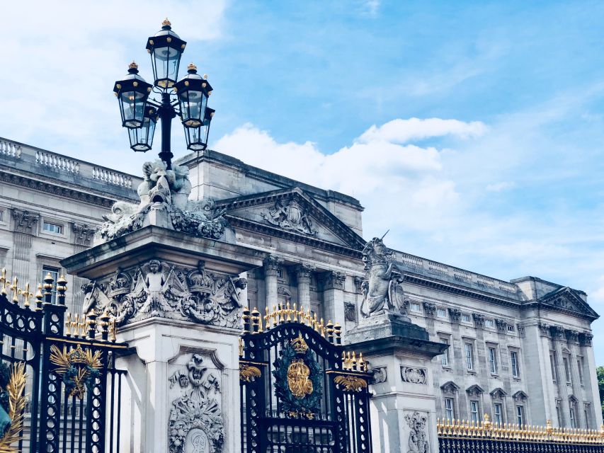 London: Royal Neighbourhood Walk & Luxury High Tea - Buckingham Palace