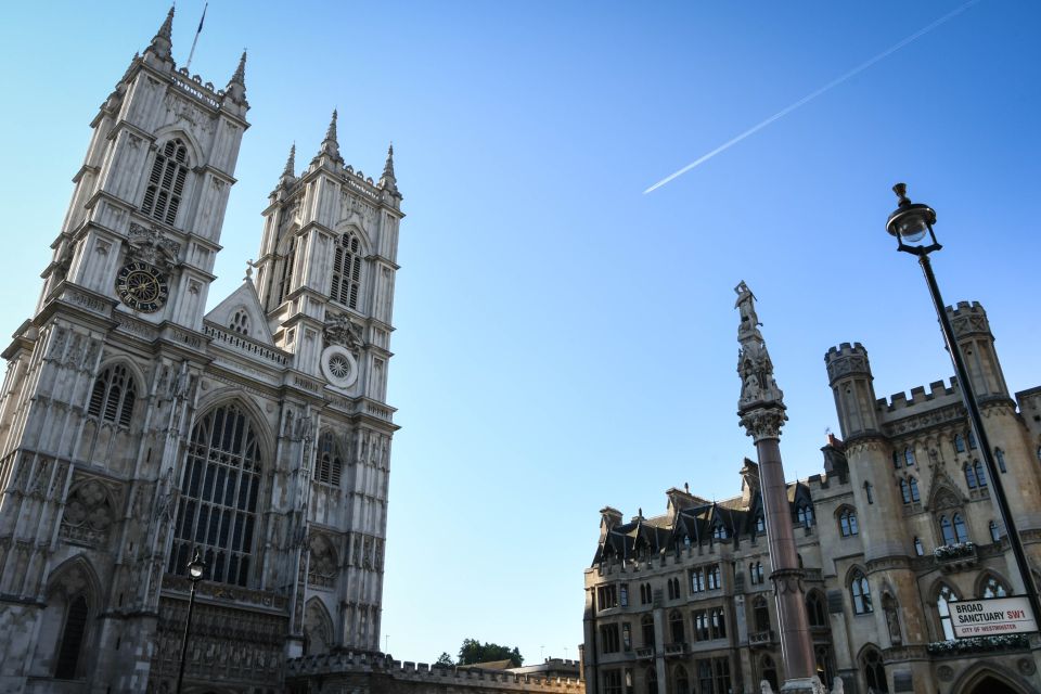 London: Westminster Abbey & Churchill War Rooms Walking Tour - Inclusions and Meeting Point