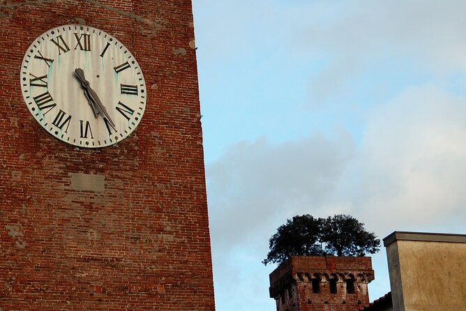 Lucca: Walking Tour of the City Centre and the Walls - Tour Type and Group Size