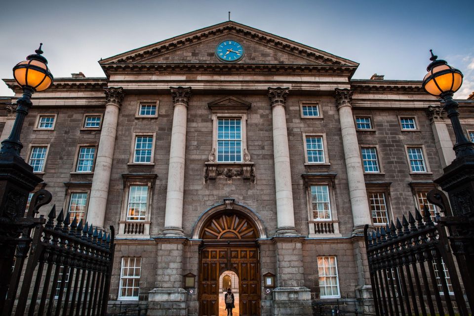 Mesmerizing Dublin - Walking Tour for Couples - Iconic Pubs and Statues