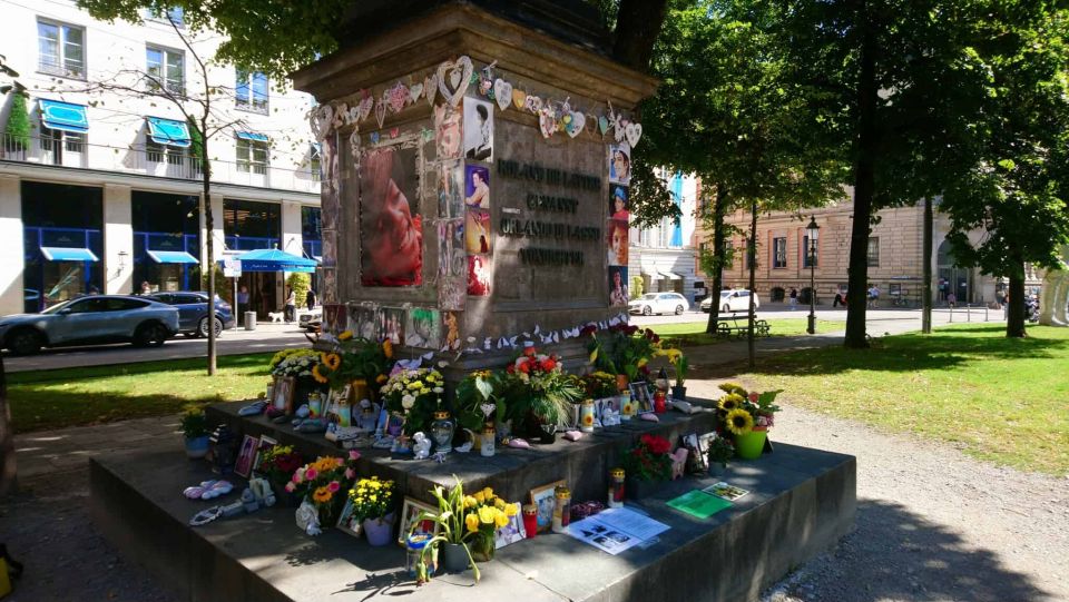 Munich: Old Town Guided Walking Tour With Lunch Stop - Visiting Viktualienmarkt