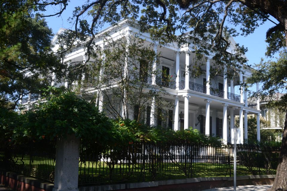 New Orleans: Garden District and French Quarter Bike Tour - Tour Language and Guide