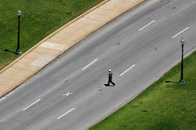 One-Hour John F Kennedy Assassination Walking Tour - Guides and Tour Experience