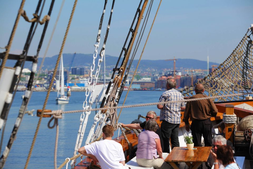 Oslo: Best of Oslo Walking Tour + Fjords Sightseeing Cruise - Meeting Point and Schedule