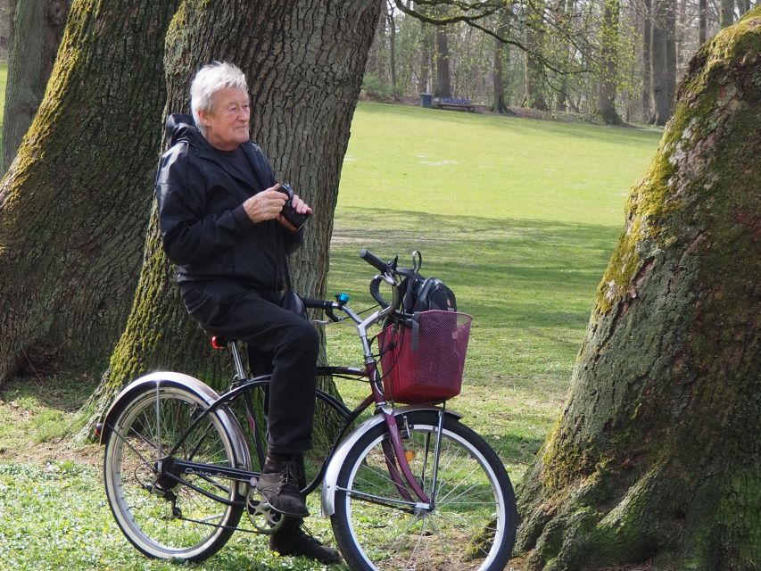 Outer Alster: Celebrities, Waterfronts, and Nature Cycle Tour - Traversing Parks and Waterways