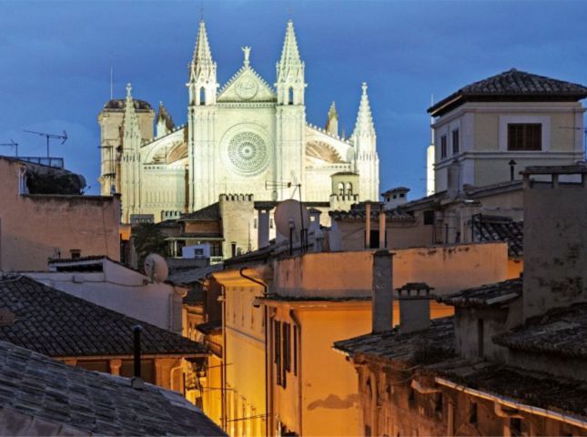 Palma De Mallorca: Old Town Atmospheric Evening Tour - Historic Sights and Landmarks