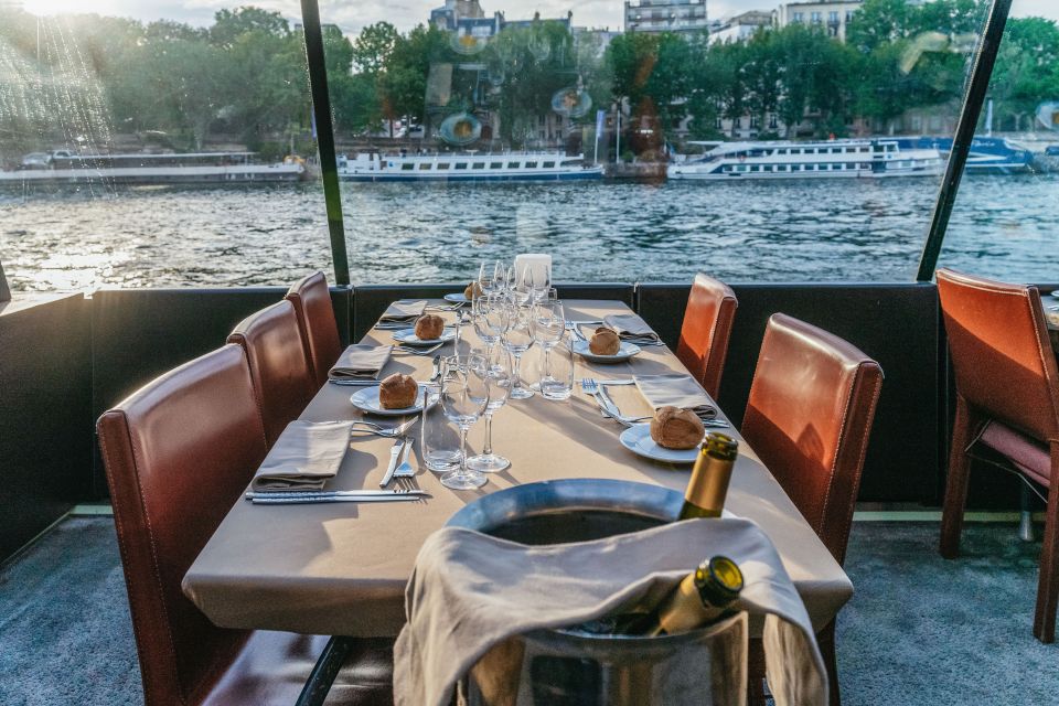 Paris: Dinner Cruise on the Seine River at 8:30 PM - Souvenir Photos