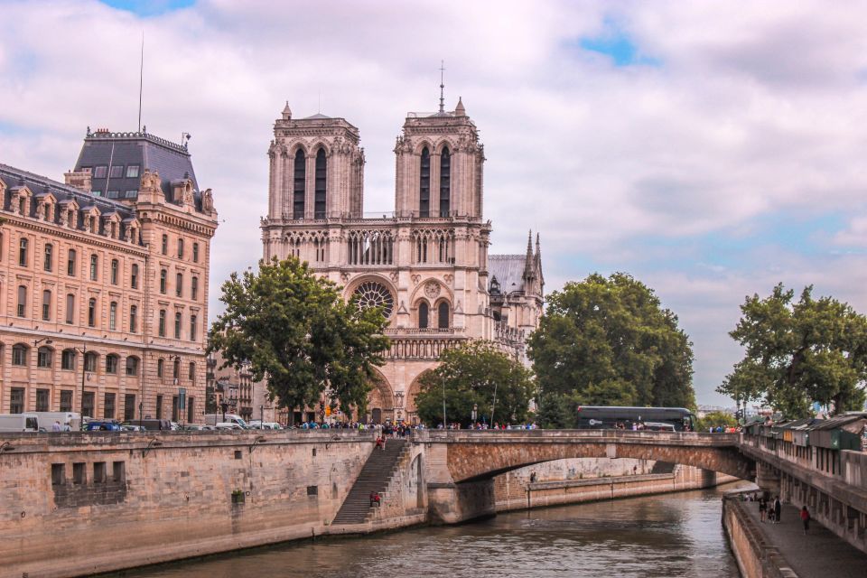 Paris: Île De La Cité Walking Tour and Paris Birthplace - Local Guide Expertise