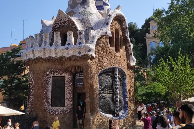 Priority Admission to Park Guell - Transportation and Participation