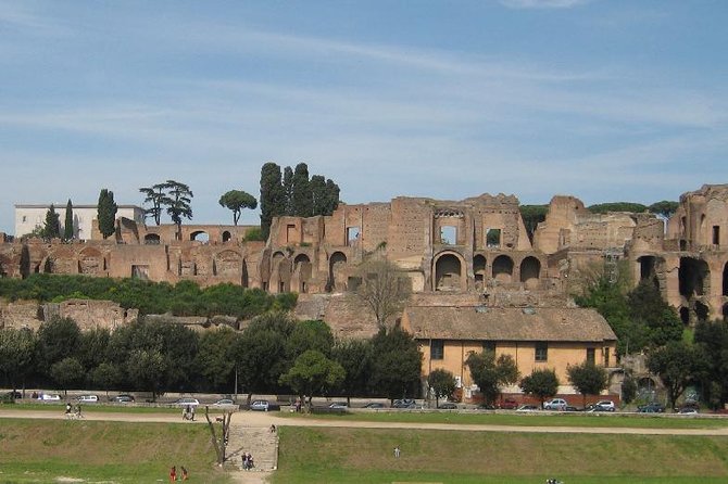 Private Colosseum Roman, Forum and Palatine Hill Tour - Exploring the Colosseum