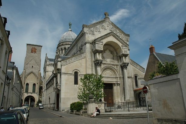 Private Walking Tour of Tours Historical Center - Medieval Architecture and Landmarks