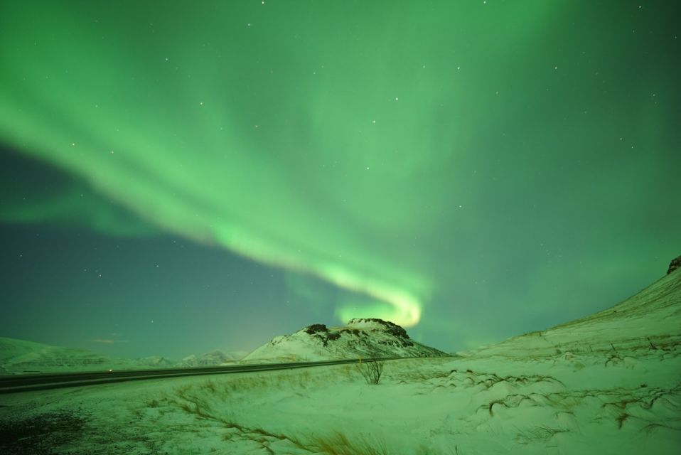 Reykjavik: Northern Lights Minibus Tour With Hot Chocolate - Hunting for the Northern Lights