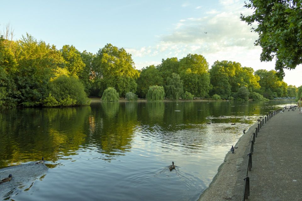 The Best Highlights of London Walking Tour & Boat Cruise - Buckingham Palace and Queens Guards