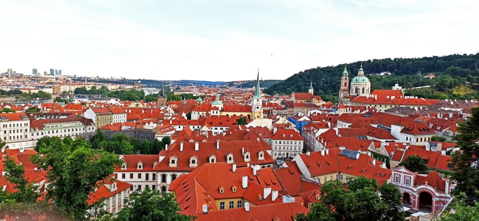 Tour Around Prague Castle and Lesser Town in Spanish - Explore Charming Lesser Town