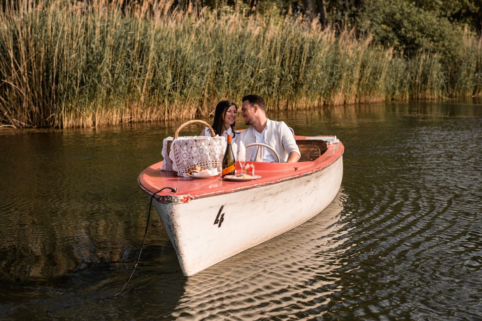 Vienna: Retro Boat Tour on the Danube River With Picnic - Customer Feedback