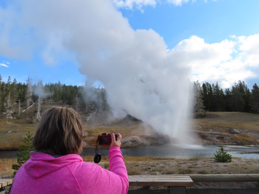 Yellowstone: Upper Geyser Basin Hike With Lunch - Thermal Features Along the Trail