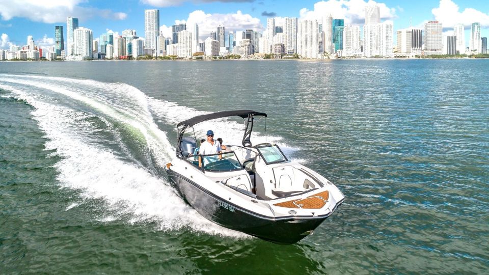 27 Feet Monterey Breathtaking Miami Skyline Boat Tour - Boat and Captain Features