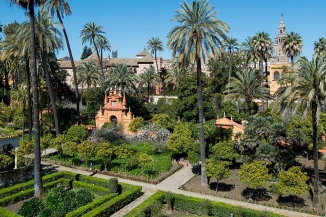 Alcazar, Cathedral, and Giralda With Entrance Included - Admiring the Cathedral and Giralda