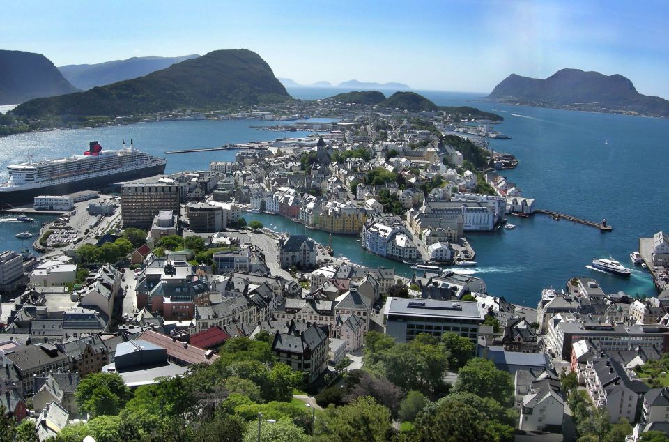 Alesund: City Sightseeing Hop-On Hop-Off Bus Tour - Ålesund Aquarium Adventure