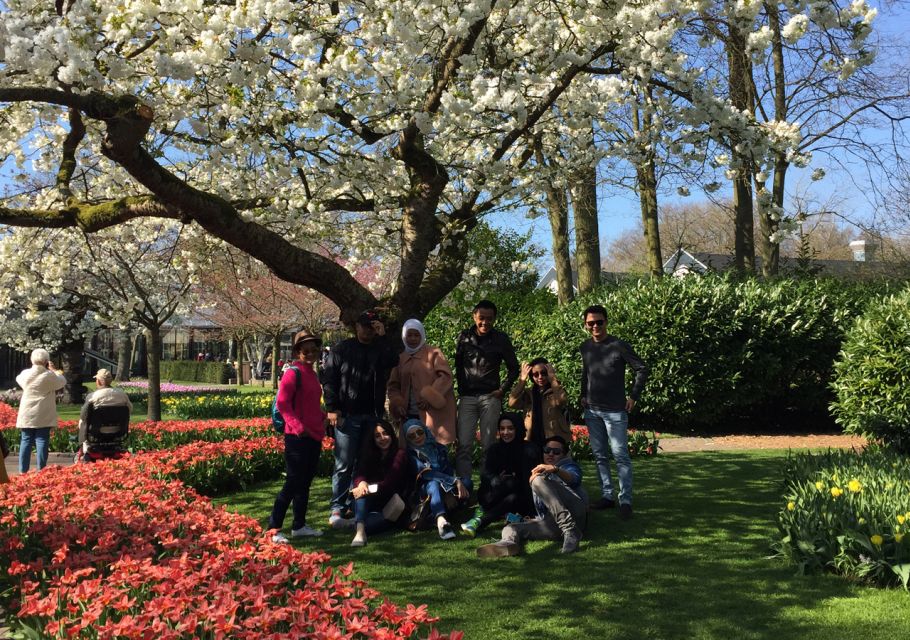 Amsterdam: Keukenhof Tulip Garden and Giethoorn Experience - Exploring Keukenhof