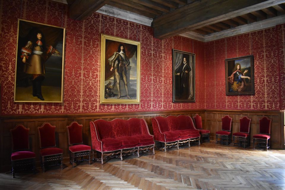 Azay-Le-Rideau Castle: Private Guided Tour With Ticket - Exploring the Castles Interiors