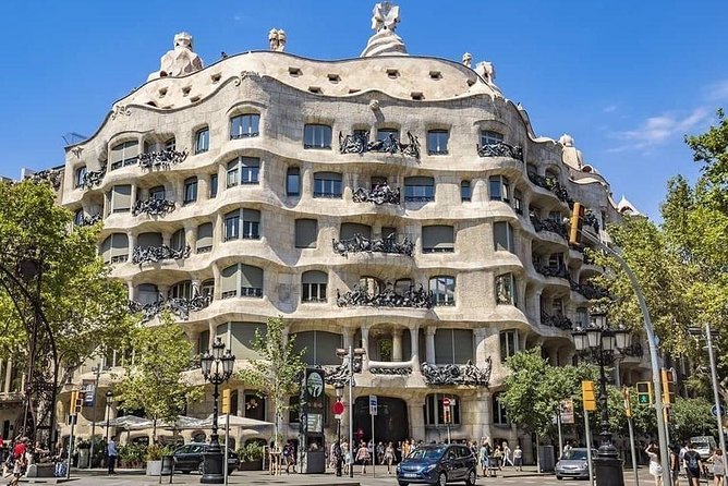 Barcelona Highlights Chauffeured Private Tour - Luxury Van and Amenities